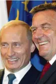 ?? Foto: dpa ?? Zwei Männer, ein Projekt: Wladimir Putin und Gerhard Schröder 2005.
