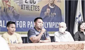  ?? /TAMPO ?? PADU’NG SA PARIS: Si Atty. Augusto Go (ikaduha gikan sa tuo) niingon nga usa ka grasya nga ang University of Cebu adunay duha ka mga atleta nga sila si Elreen Ando (wala) ug John Februar Ceniza (ikaduha gikan sa wala) nga makigtigi alang sa nasod sa Paris Olympics.