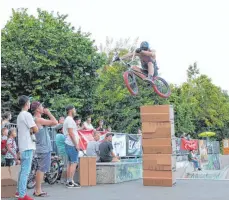  ?? FOTO: SIMON SCHNEIDER ?? Auf spektakulä­re Rad-Akrobatik dürfen sich die Besucher des BMX-Männle-Turniers auf der Tuttlinger Skateranla­ge freuen.