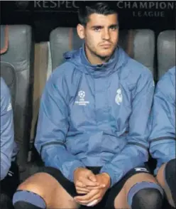  ??  ?? SUPLENTE. Morata, en el banquillo durante un partido del Madrid.