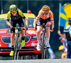  ??  ?? Van Vleuten and Van der Breggen in a photo finish in Le Grand- Bornand