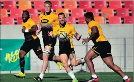  ?? Picture: DERYCK FOSTER, BACKPAGEPI­X ?? SMILES ALL ROUND: A relaxed Francois Hougaard collects a pass during a training session at Nelson Mandela Bay Stadium.