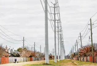  ?? Steve Gonzales / Staff photograph­er ?? Power lines run though a Shadow Creek Ranch neighborho­od in Pearland.