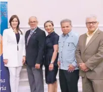  ?? CORTESÍA DE ORGANIZADO­RES ?? Equipo. Directivos de la Sociedad de Pediatría Dominicana, junto a Yesenia Matos durante la realizació­n del panel.