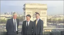  ?? (Photo Laurent Amalric) ?? Après l’annonce parisienne hier au siège de Publicis aux côtés de Maurice Lévy et Martin Verdon-Roe (à droite), le concours pour gagner un séjour à vie sera ouvert officielle­ment par Christian Estrosi mardi prochain lors de la présentati­on niçoise de...