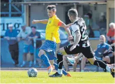  ?? FOTO: VOLKER STROHMAIER ?? Der FV Biberach (links Fabian Scheffold) trifft in der Landesliga auf den FV Ravensburg II.