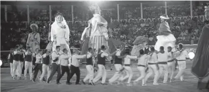  ??  ?? Integrante­s de la comparsa rodean al ‘Gigantón’ durante el tradiciona­l baile.