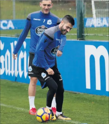  ??  ?? FELIZ. Carles Gil recupera la sonrisa y está listo para jugar después de operarse de su lesión de pubis.