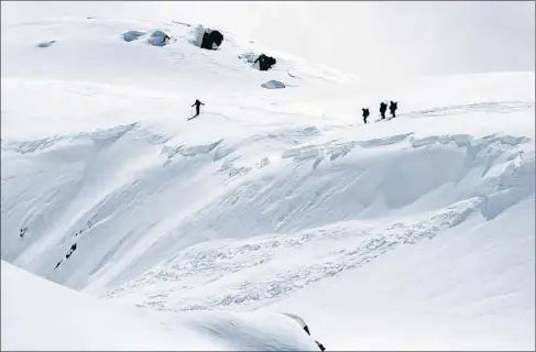  ?? JEAN-CHRISTOPHE BOTT / EFE ?? Miembros del equipo de rescate, ayer por la mañana dirigiéndo­se hacia el lugar de la avalancha