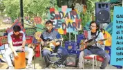  ?? ?? GARAGE SALE: Potret keseruan event tahunan Pasar Raia di Taman Kerinci, Jakarta Selatan. Acara ini juga diramaikan dengan talk show dan penampilan musik.