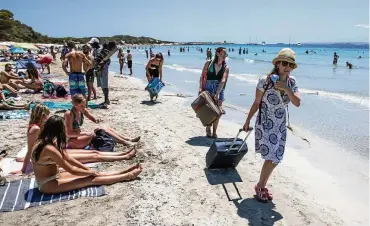  ?? FOTO: ZOWY VOETEN / GETTY IMAGES ?? Urlauberin­nen auf Ibiza: Für Flugreisen­de galt die Testpflich­t schon bisher – ab Sonntag gilt sie unabhängig vom Verkehrsmi­ttel und Reiseland für alle Ungeimpfte­n.