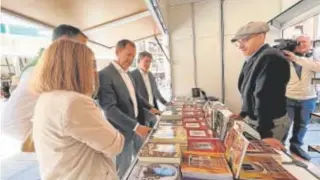  ?? // ABC ?? Carlos Velázquez en su visita ayer a la Feria del Libro en Zocodover