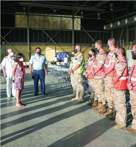  ??  ?? La ministra de Defensa, Margarita Robles, visita el campamento de Torrejón