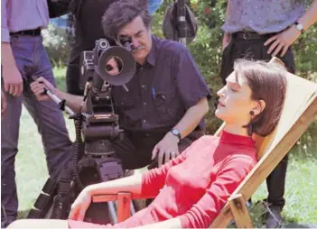  ??  ?? ► El cineasta Raúl Ruiz filmando su película La telenovela errante.