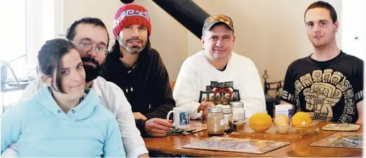  ??  ?? En novembre, Serge Parent, un résident de Saint-Antoine, un village situé à une trentaine de kilomètres de Moncton, avait invité trois personnes vivant dans la rue à venir vivre dans son garage. - Archives