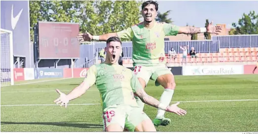  ?? LA OTRA FOTO ?? Roberto celebra su gol en Cerro del Espino.