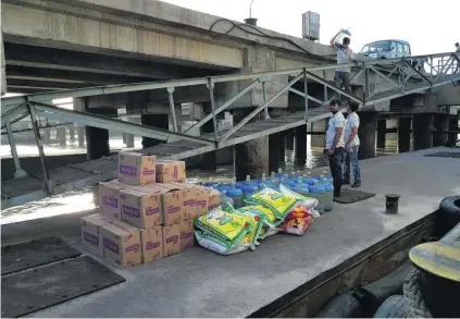  ?? Courtesy Kandla Seafarers Welfare Associatio­n ?? Workers prepare supplies of food and water for the sailors stranded on two UAE tankers.