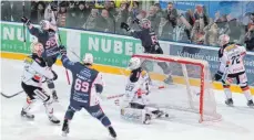  ?? FOTO: BETTY OCKERT/EVL ?? In der vergangene­n Saison durften die Lindau Islanders im Derby gegen die Memmingen Indians jubeln. In diesem Jahr kommt der ECDC an Nikolaus in den Eichwald.