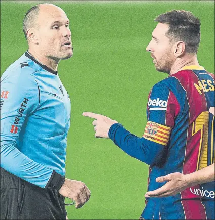  ?? FOTO: PERE PUNTÍ ?? Leo Messi le hace observacio­nes a Mateu Lahoz en un partido de la actual temporada. Volverán a verse el sábado
