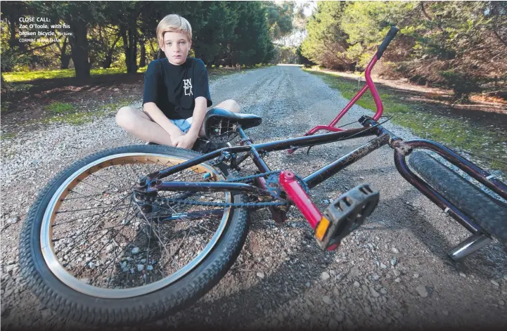  ?? Picture: CORMAC HANRAHAN ?? CLOSE CALL: Zac O’Toole, with his broken bicycle.