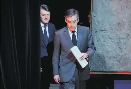  ??  ?? François Fillon, à direita, com François Baroin, seu apoiante, em campanha ontem em Paris