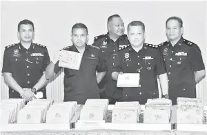  ?? — Gambar Bernama ?? TUNJUK: Ayob Khan bersama Ketua Bahagian Siasatan Jenayah Narkotik Johor Bahru Utara ASP Mohd Ashadi Mohd Nawawi menunjukan dadah jenis ganja yang dirampas susulan penangkapa­n tujuh ahli sindiket pengedaran dadah ‘Geng Syed’ dalam empat serbuan di sekitar kawasan Johor Bahru Utara dan Iskandar Puteri pada sidang media di Ibu Pejabat Polis Kontinjen Johor, Johor Bahru semalam.