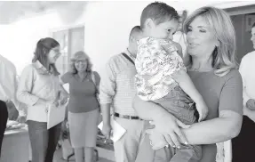  ??  ?? • La gobernador­a Claudia Pavlovich platica con uno de los niños de la Casa Esperanza.