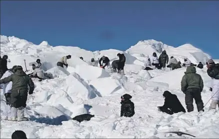  ?? INDIAN DEFENCE MINISTRY / AFP ?? El cuerpo con vida del militar se localizó cuando ya se habían perdido todas las esperanzas