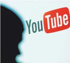  ?? FOTO: DPA ?? Schattenri­ss vor einem Logo von Youtube: Das Ziel des neuen Gesetzes ist der Schutz digitaler Inhalte – auch auf Plattforme­n wie Youtube.