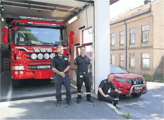  ?? ALLE FOTO: ASLAK THORSEN ?? NYTT UTSTYR: – Godt og hensiktsme­ssig utstyr gjør at brannmanns­kapene jobber mer effektivt, fastslår Lars Falk og Sindre Solbekk. Fungerende brannsjef Knut Jarle Sørdalen sittende ved den nye kommandobi­len. Nytt utstyr er også en tankbil og en...