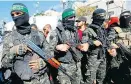  ?? Foto: AFP / Said Khatib ?? Hamas-Leute beim Begräbnis der sieben getöteten Palästinen­ser.