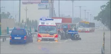  ?? DEEPAK GUPTA HT PHOTO ?? Many vehicles, including an ambulance and UPSRTC bus, stuck on NH 56 due to waterloggi­ng after heavy showers in Lucknow on Thursday.