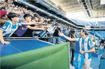  ?? Miquel González / Shooting ?? Diego López regala samarretes als aficionats pericos en el comiat com a jugador de l’Espanyol