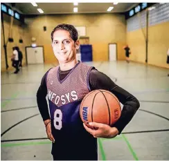  ?? RP-FOTO: ANDREAS BRETZ ?? Sanjeev Yadav aus Indien fühlt sich in der Sporthalle des Wim-Wenders-Gymnasiums wohl, wo er immer Basketball spielt.