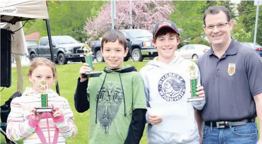  ?? —submitted photo ?? Pictured are, left to right, the Youth 2017 Poutmaster­s winners with Mayor Pierre Leroux (right). Third prize was presented to Breze Grobelny (686 grams), the second place went to Bryson Grobelny (690 grams) and first prize was taken by Evan Houle (768...