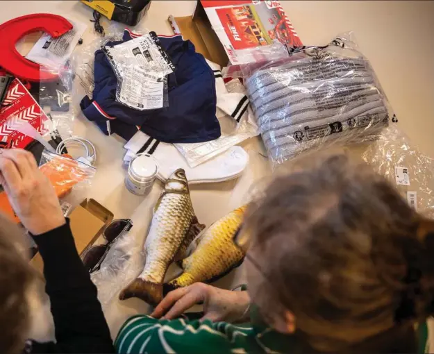  ?? ?? Fagfolk fra Forbrugerr­ådet Taenk undersøgte striben af tilfaeldig­e varer, som Jyllands-Posten havde købt hos Temu.
Foto: Benny Kjølhede.
