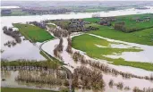  ?? FOTO: DPA ?? Felder in Grietheror­t bei Emmerich sind vom Hochwasser in großen Teilen überflutet.