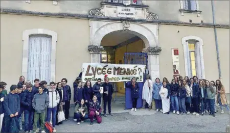  ?? - Crédits : RMR ?? Mobilisati­on des lycéens et enseignant­s au lycée Alain Fournier à Mirande