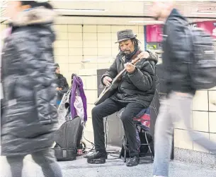  ?? BERNARD WEIL/TORONTO STAR ?? Adam Solomon, a Juno winner in 2005, has been performing in the subway for 20 years.