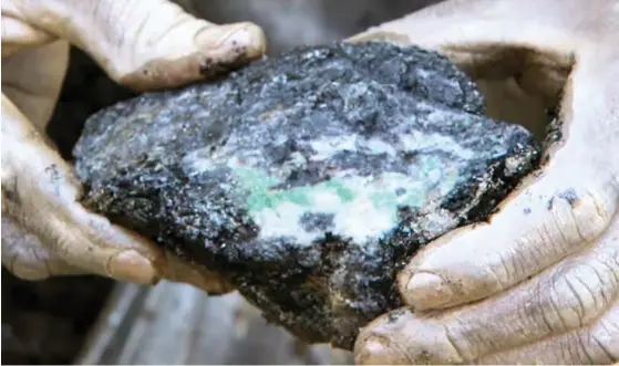  ??  ?? Uncut emerald from the kagem mine