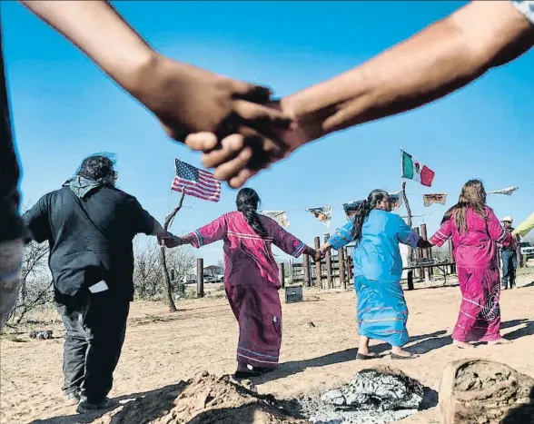  ?? PEDRO PARDO / AFP ?? Indígenas tohono o’odham protestan con danzas contra Trump en Sonora (México) el 25 de marzo