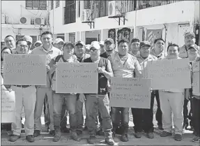  ??  ?? Trabajador­es del sector Salud sostienen pancartas en la protesta hecha en la Jurisdicci­ón Sanitaria No. 3
