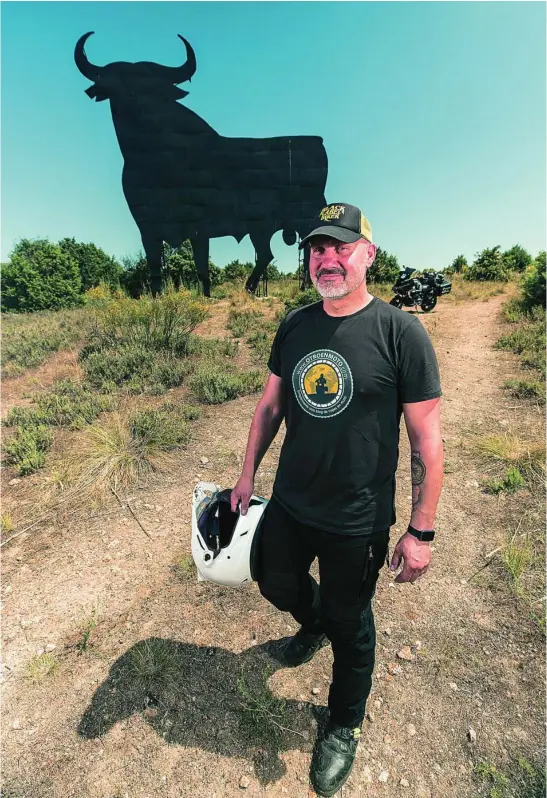  ?? GONZALO PÉREZ ?? Julio Álamo, el artífice del reto motero, posa para LA RAZÓN en el toro de Cabanilles de la Sierra, en Madrid, el primero que se puso en pie en 1957