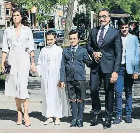  ?? EFE/BALLESTERO­S ?? NIEVES ÁLVAREZ y el fotógrafo Marco Severini, con sus hijos Adriano, Bianca y Brando, en la comunión de estos dos últimos, que son mellizos. El acto se celebró en Madrid hace quince días