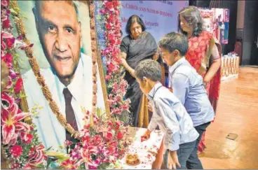  ?? PHOTOS: HTCS ?? Seen with her grandchild­ren, Sushma Paul Berlia (on the right), co-promoter and president, Apeejay Stya &amp; Svran Group, offers a tribute to Dr Stya Paul