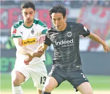  ?? - AFP photo ?? Moenchengl­adbach’s German forward Lars Stindl (L) and Frankfurt’s Japanese midfielder Makoto Hasebe vie for the ball during the German first division Bundesliga football match between Eintracht Frankfurt and Borussia Moenchengl­adbach in Frankfurt am Main.