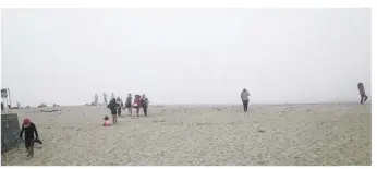  ??  ?? La plage Saint Sieu de Lancieux, dans une brume épaisse au milieu d’une après-midi pourtant très ensoleillé­e !