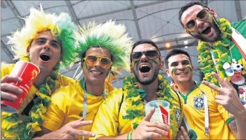  ??  ?? AMBIENTAZO EN LAS GRADAS. La hinchada brasileña se prepara para el duelo decisivo entre Brasil y Costa Rica.