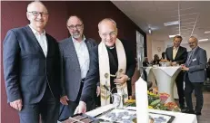  ?? FOTO: DETLEF ILGNER ?? Vollzogen die ökumenisch­e Segensfeie­r zur Einweihung der Klinik (v.l.): Pfarrer Peter Grotepass, Martin Köhne und Pfarrer Marc Zimmermann.