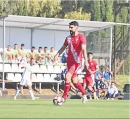  ?? SEVILLA FC ?? Xavi Sintes avanza con la pelota y la cara levantada.